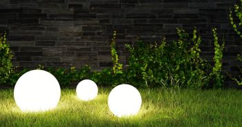 Stilvolle Beleuchtung für den Garten - LED-Kugelleuchten "Shining (Foto: AdobeStock 458259575 Robert Kneschke)