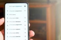 Google Suggest hilft Nutzern, Suchanfragen zu vervollständigen und schneller Ergebnisse zu finden. (Foto: AdobeStock Eduardo Accorinti_562753879)