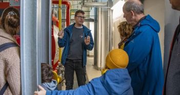 Besucher erkunden Blockheizkraftwerk in Weimar-Schöndorf (Foto: Stadtwerke Weimar Stadtversorgungs-GmbH)